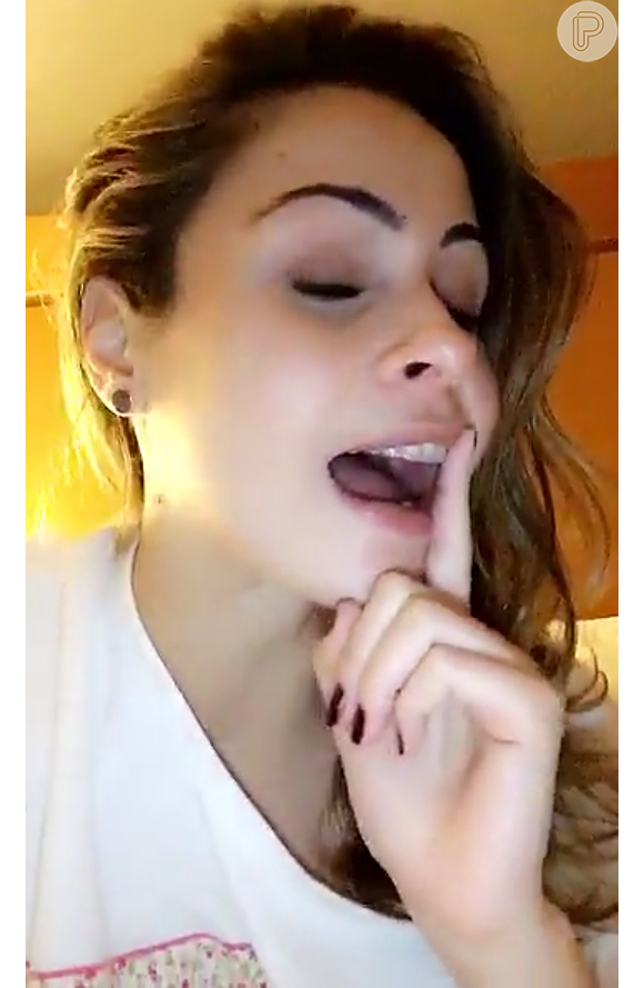 Ex-BBB Ana Paula Renault mostrou os dentes no Snapchat
