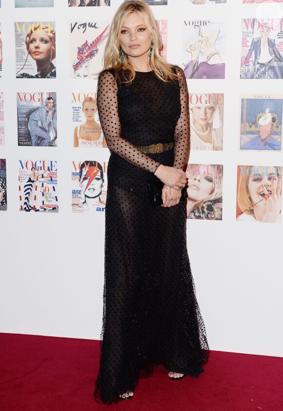 Kate Moss apostou em longo preto para ir ao festival Vogue 100, em Londres, na Inglaterra