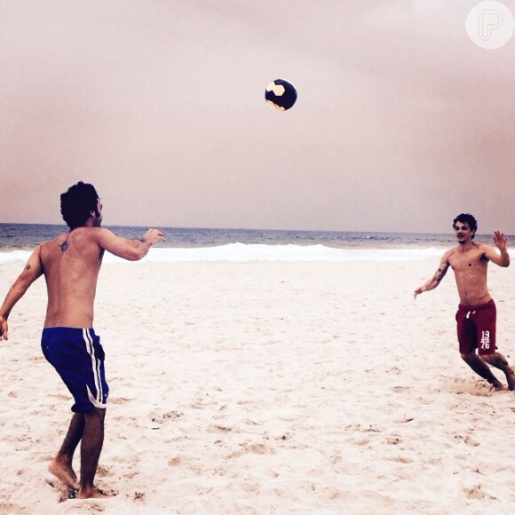 O ator se reúne uma vez por semana para jogar futebol com os amigos no Rio de Janeiro