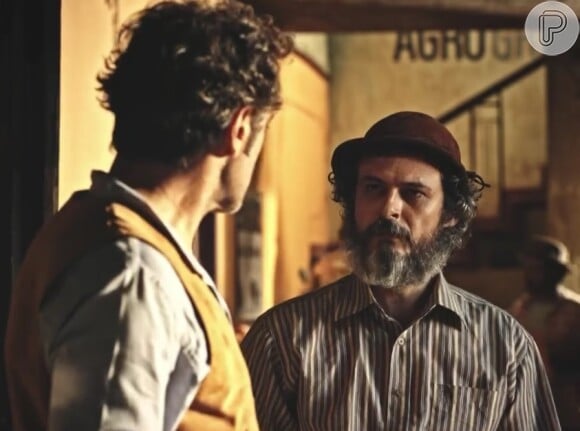 Edenilson (Flávio Rocha) procura Santo (Domingos Montagner)  na cooperativa, na novela 'Velho Chico'
