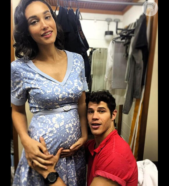 Débora Nascimento foi tietada pelo marido, José Loreto, ao posar com falsa barriga de grávida nos bastidores da novela 'Êta Mundo Bom!'
