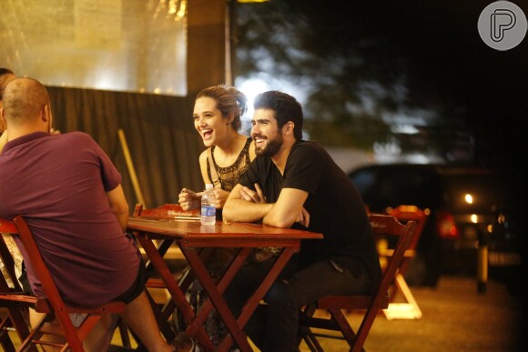 Juliana Paiva e Juliano Laham foram flagrados em momentos de intimidade na noite de domingo, 22 de maio de 2016