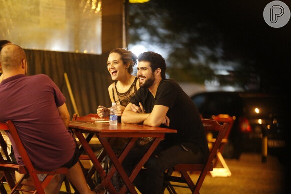 Juliana Paiva e Juliano Laham foram flagrados em momentos de intimidade na noite de domingo, 22 de maio de 2016