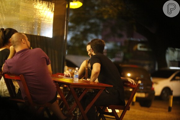 Juliana Paiva e Juliano Laham foram flagrados em momentos de intimidade na noite de domingo, 22 de maio de 2016