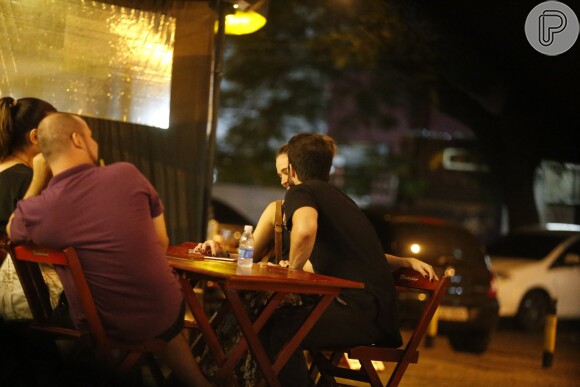 Juliana Paiva e Juliano Laham foram flagrados em momentos de intimidade na noite de domingo, 22 de maio de 2016