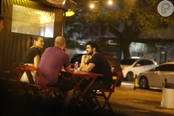 Juliana Paiva e Juliano Laham foram flagrados em momentos de intimidade na noite de domingo, 22 de maio de 2016