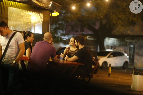 Juliana Paiva e Juliano Laham foram flagrados em momentos de intimidade na noite de domingo, 22 de maio de 2016