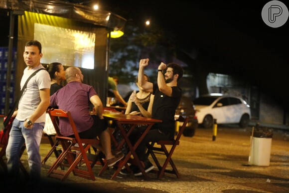 Juliana Paiva e Juliano Laham foram flagrados em momentos de intimidade na noite de domingo, 22 de maio de 2016