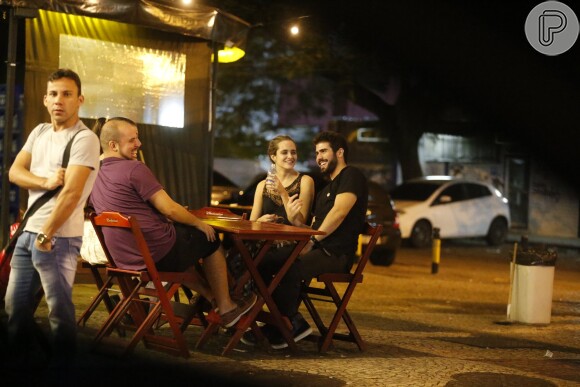 Juliana Paiva e Juliano Laham foram flagrados em momentos de intimidade na noite de domingo, 22 de maio de 2016