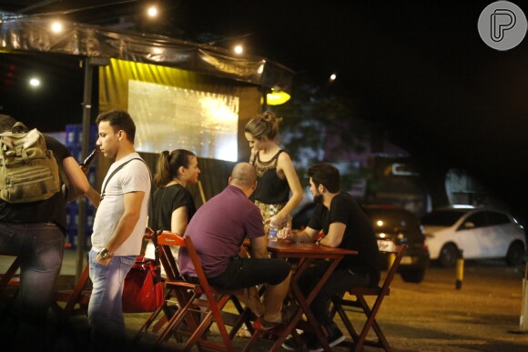Juliana Paiva e Juliano Laham foram flagrados em momentos de intimidade na noite de domingo, 22 de maio de 2016