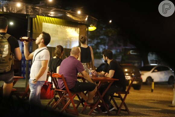 Juliana Paiva e Juliano Laham foram flagrados em momentos de intimidade na noite de domingo, 22 de maio de 2016