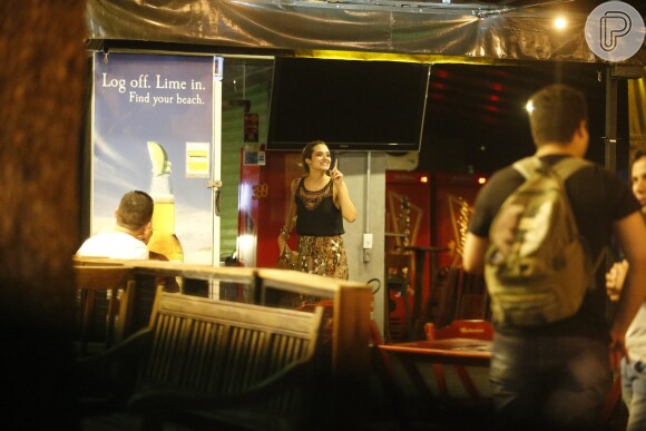 Juliana Paiva e Juliano Laham foram flagrados em momentos de intimidade na noite de domingo, 22 de maio de 2016