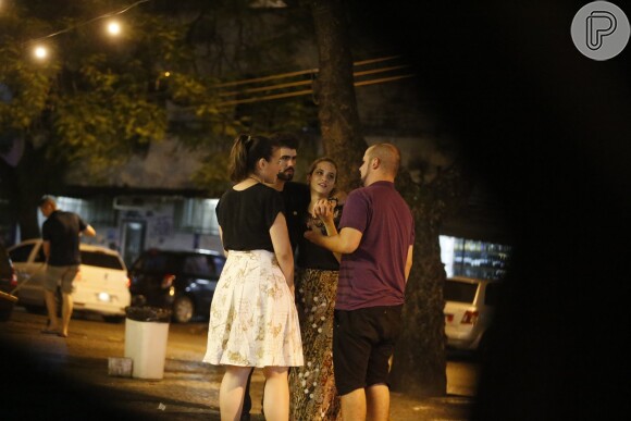 Juliana Paiva e Juliano Laham foram flagrados em momentos de intimidade na noite de domingo, 22 de maio de 2016