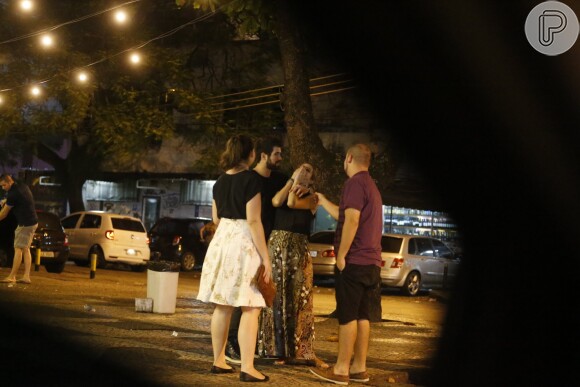 Juliana Paiva e Juliano Laham foram flagrados em momentos de intimidade na noite de domingo, 22 de maio de 2016