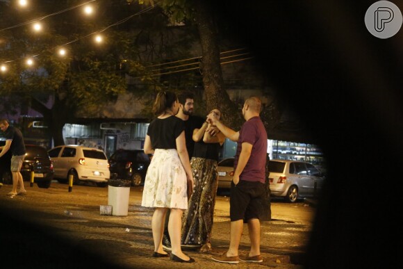 Juliana Paiva e Juliano Laham foram flagrados em momentos de intimidade na noite de domingo, 22 de maio de 2016