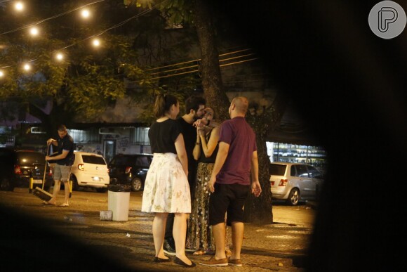 Juliana Paiva e Juliano Laham foram flagrados em momentos de intimidade na noite de domingo, 22 de maio de 2016