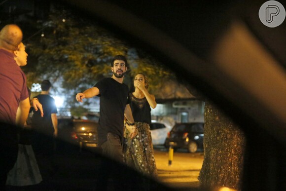 Juliana Paiva e Juliano Laham foram flagrados em momentos de intimidade na noite de domingo, 22 de maio de 2016