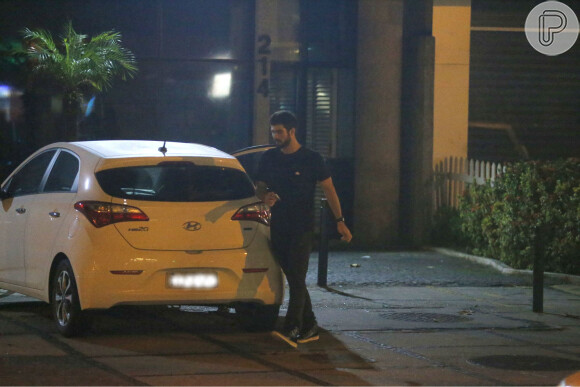 Juliana Paiva e Juliano Laham foram flagrados em momentos de intimidade na noite de domingo, 22 de maio de 2016