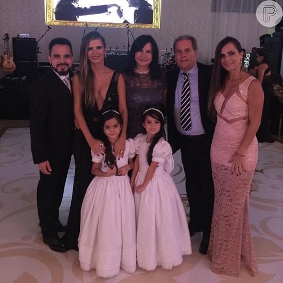 Luciano Camargo foi com a mulher, Flávia Camargo, e as filhas gêmeas, Helena e Isabella, ao casamento do sobrinho Peterson Camargo