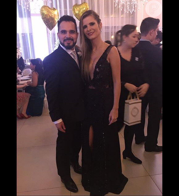 Luciano Camargo foi com a mulher, Flávia Camargo, ao casamento do sobrinho Peterson Camargo