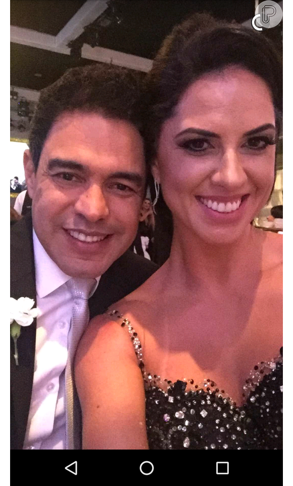 Zezé Di Camargo e a namorada, Graciele Lacerda, foram juntos ao casamento de um sobrinho do cantor, Peterson Camargo, em Goiânia, Goiás, na noite desta segunda-feira, 23 de maio de 2016