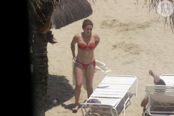 Giovanna Antonelli mostra sua boa forma em praia do litoral do Rio de Janeiro