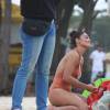 Juliana Paes e Fábio Assunção gravam fim de 'Totalmente Demais' em praia do Rio nesta quarta-feira, 25 de maio de 2016