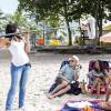 Juliana Paes grava fim de 'Totalmente Demais' de maiô cavado na praia, nesta quarta-feira, 25 de maio de 2016