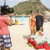 Juliana Paes grava fim de 'Totalmente Demais' de maiô cavado na praia, nesta quarta-feira, 25 de maio de 2016
