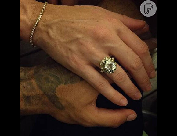 Ela também ganhou do marido um anel de ouro 18k e diamantes emoldurados, que custou nada menos que R$ 22,8 mil