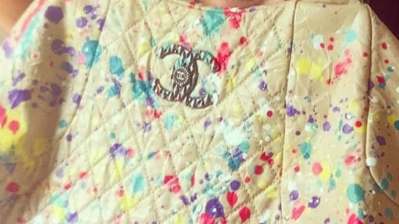 Luana Piovani customiza bolsa de R$ 12 mil da grife Chanel: 'Chora, só eu tenho'