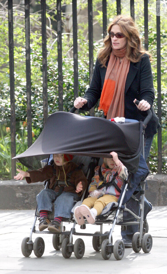 Julia Robert durante um passeio com os filhos gêmeos Phinnaeus Walter e Hazel Patricia, nascidos em 2004, de seu casamento com Daniel Moulder