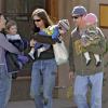 Julia Roberts e o marido, Danny Moder, durante um passeio com os filhos