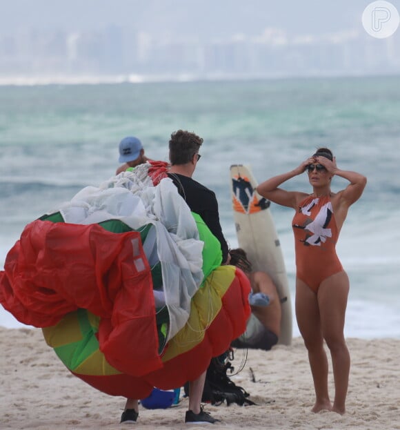 Arthur (Fabio Assunção) surpreende Carolina (Juliana Paes) ao aterrissar em uma praia do Rio, no último capítulo da novela 'Totalmente Demais'