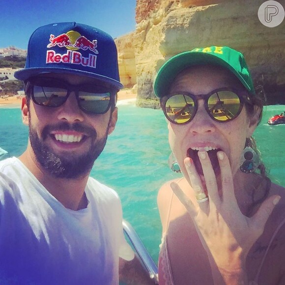 Luana Piovani e o marido, Pedro Scooby, fizeram passeio de barco pela região do Algarve, em Portugal