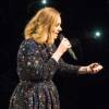 Ao perceber o erro, Adele solta palavrões e depois explica o ocorrido: 'Palavras erradas! Eu comecei a cantar o verso ao invés do refrão. Desculpem-me!'