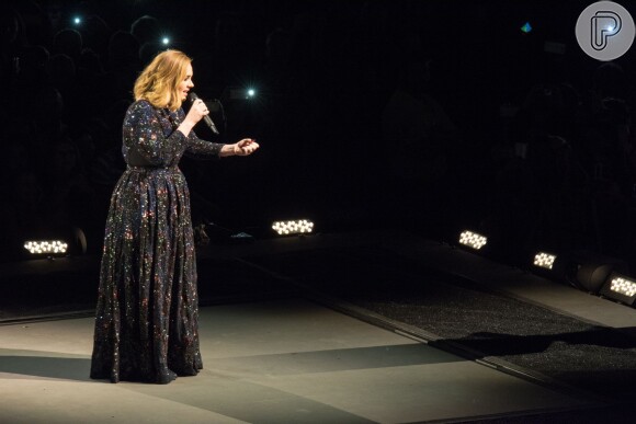 Ao perceber o erro, Adele solta palavrões e depois explica o ocorrido: 'Palavras erradas! Eu comecei a cantar o verso ao invés do refrão. Desculpem-me!'