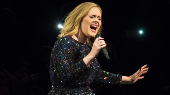 Adele solta palavrões ao esquecer letra de música durante show. Veja vídeo!
