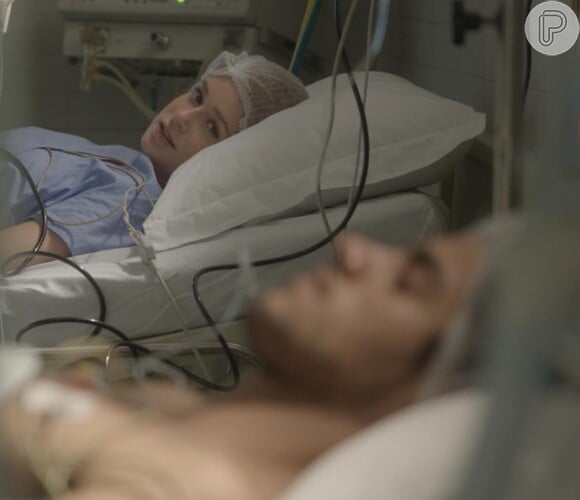Eliza acorda após a cirurgia e fica feliz ao ver Jonatas ao seu lado