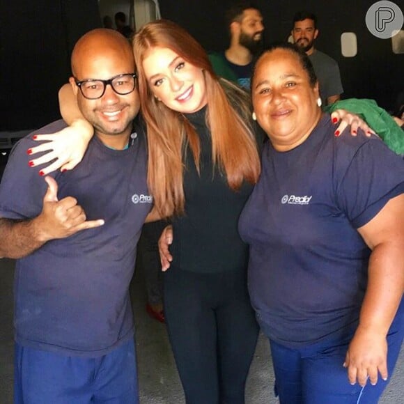Marina Ruy Barbosa abraça Alex e Simone, dois profissionais que trabalham nos bastidores da novela 'Totalmente Demais'. 'Equipe competente dando apoio pra gente', postou a atriz no Instagram




