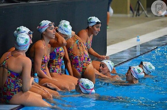 Bia e Branca Feres com a equipe de nado sincronizado do Brasil