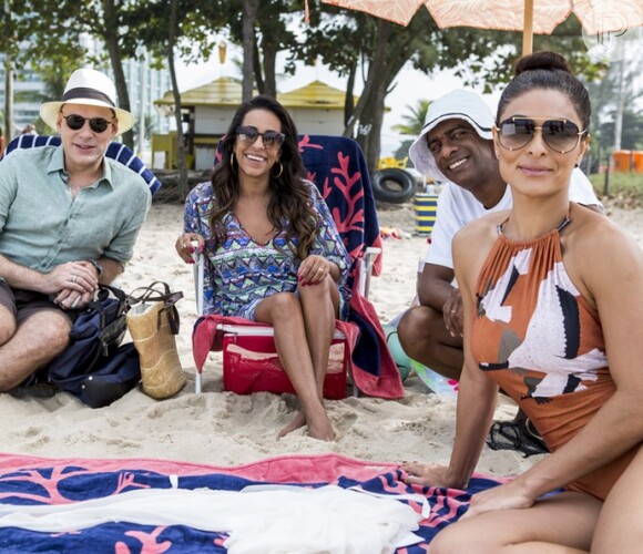 Carolina (Juliana Paes) espera Arthur (Fábio Assunção) na praia com a família, no último capítulo da novela 'Totalmente Demais'