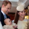 Kate Middleton usa vestido do mesmo estilista do modelo de seu casamento em batizado do filho, o príncipe George Alexander Louis, em 23 de outubro de 2013