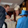 Rainha Elizabeth II cumprimenta Kate Middleton, William e George