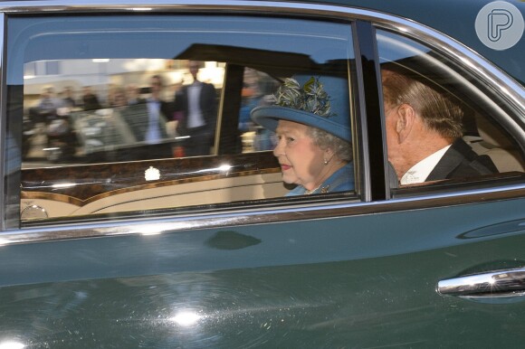 Rainha Elizabeth II chega ao palácio Saint James, onde aconteceu o batizado de George Alexander Louis
