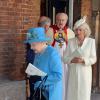 Rainha Elizabeth II chega à capela real ao lado de príncipe Charles e Camilla Parker-Bowles