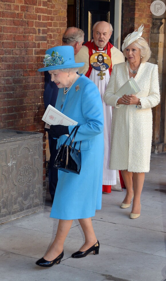 Rainha Elizabeth II chega à capela real ao lado de príncipe Charles e Camilla Parker-Bowles