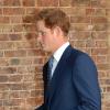 Príncipe Harry chega à capela real onde o sobrinho, George, foi batizado