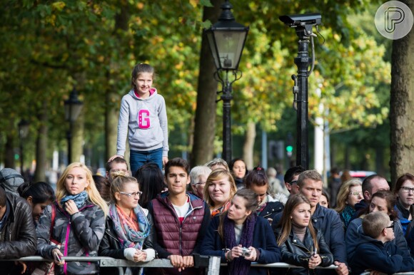 Simpatizantes da monarquia aguardam o príncipe George em frente ao palácio de Saint James, em Londres