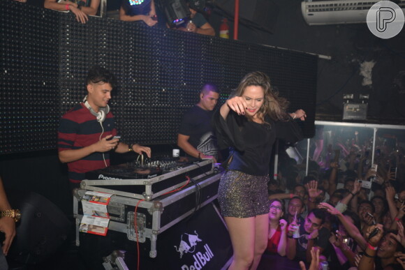 Ana Paula Renault se requebrou durante festa em Recife